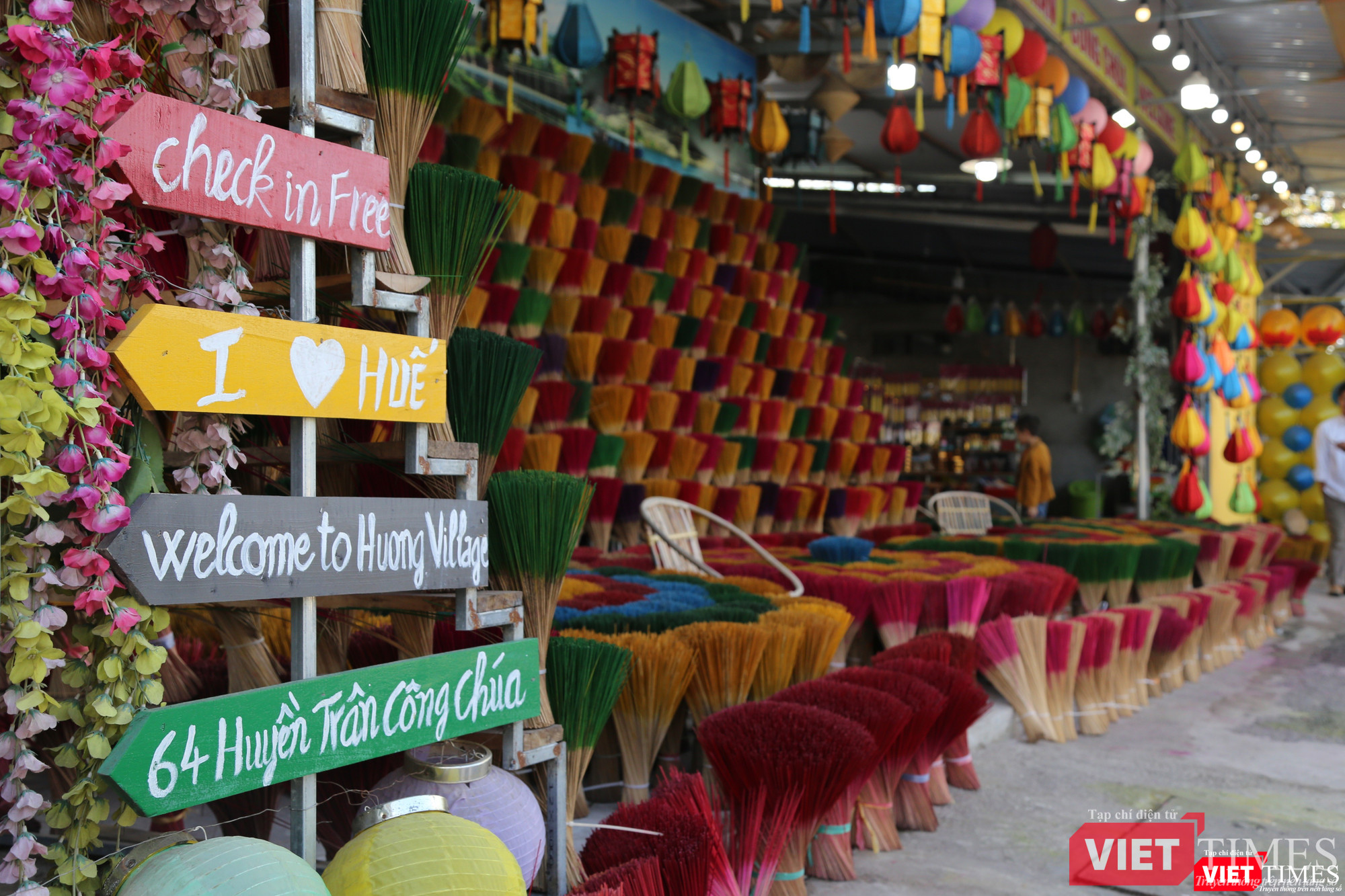 Đáp ứng nhu cầu của du khách, người dân làng nghề phát triển thêm dịch vụ du lịch đi kèm