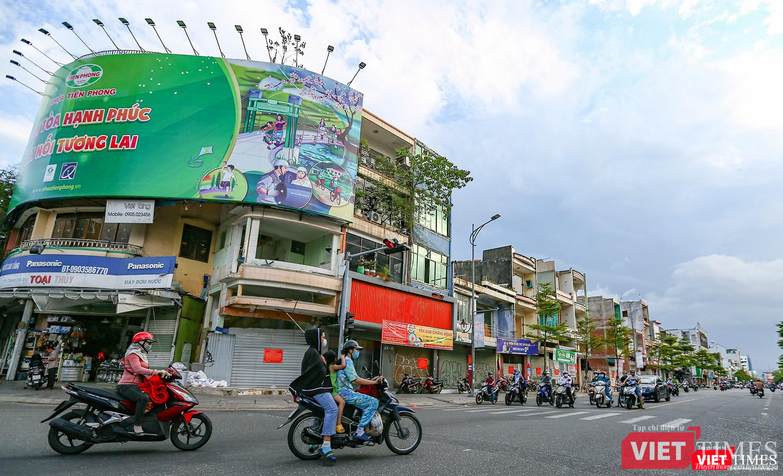 Cả đoạn phố trở nên hoang tàn