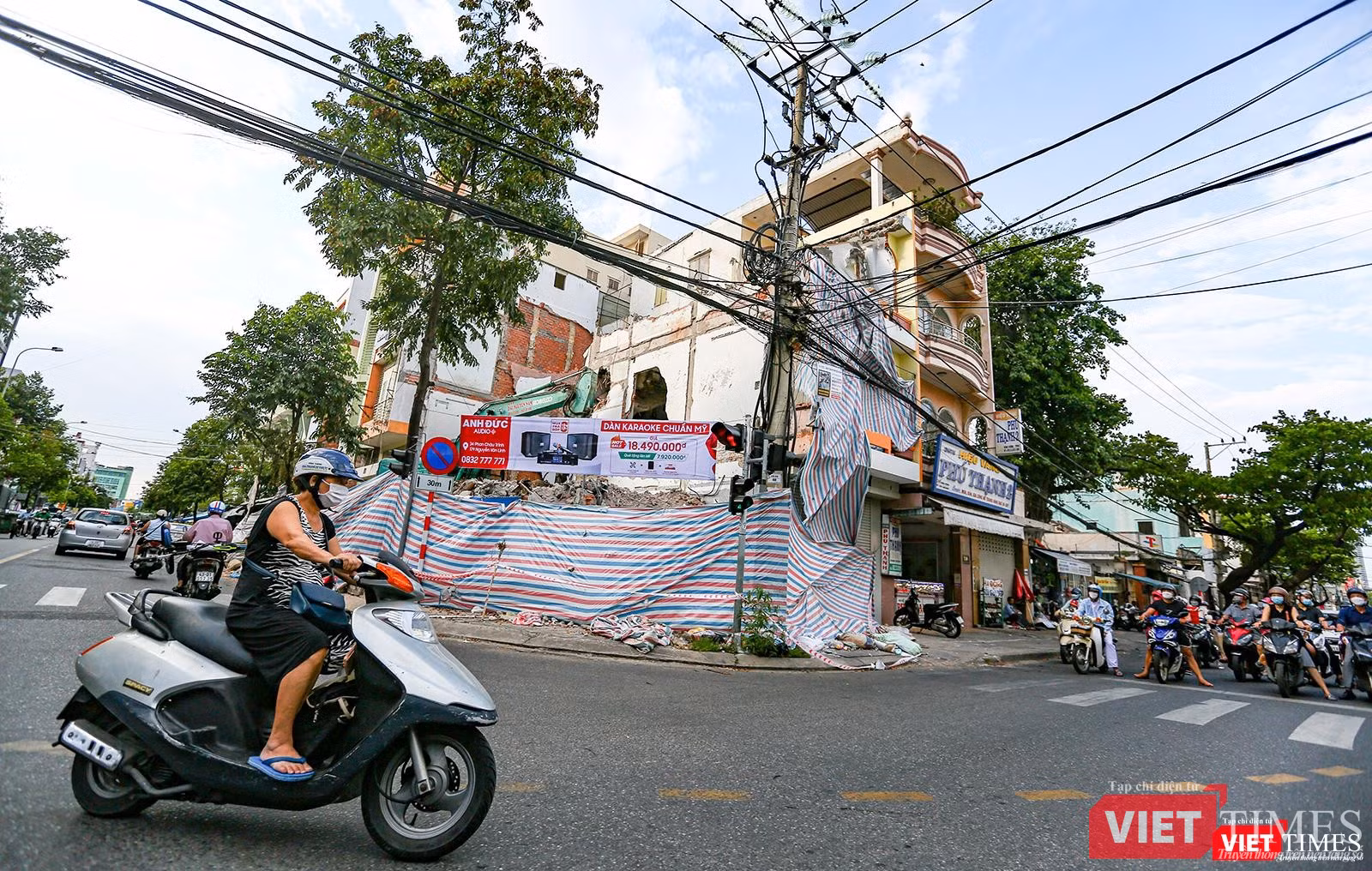 Công tác giải phóng mặt bằng đang được phó mặt cho người dân, mạnh ai nấy tháo dỡ