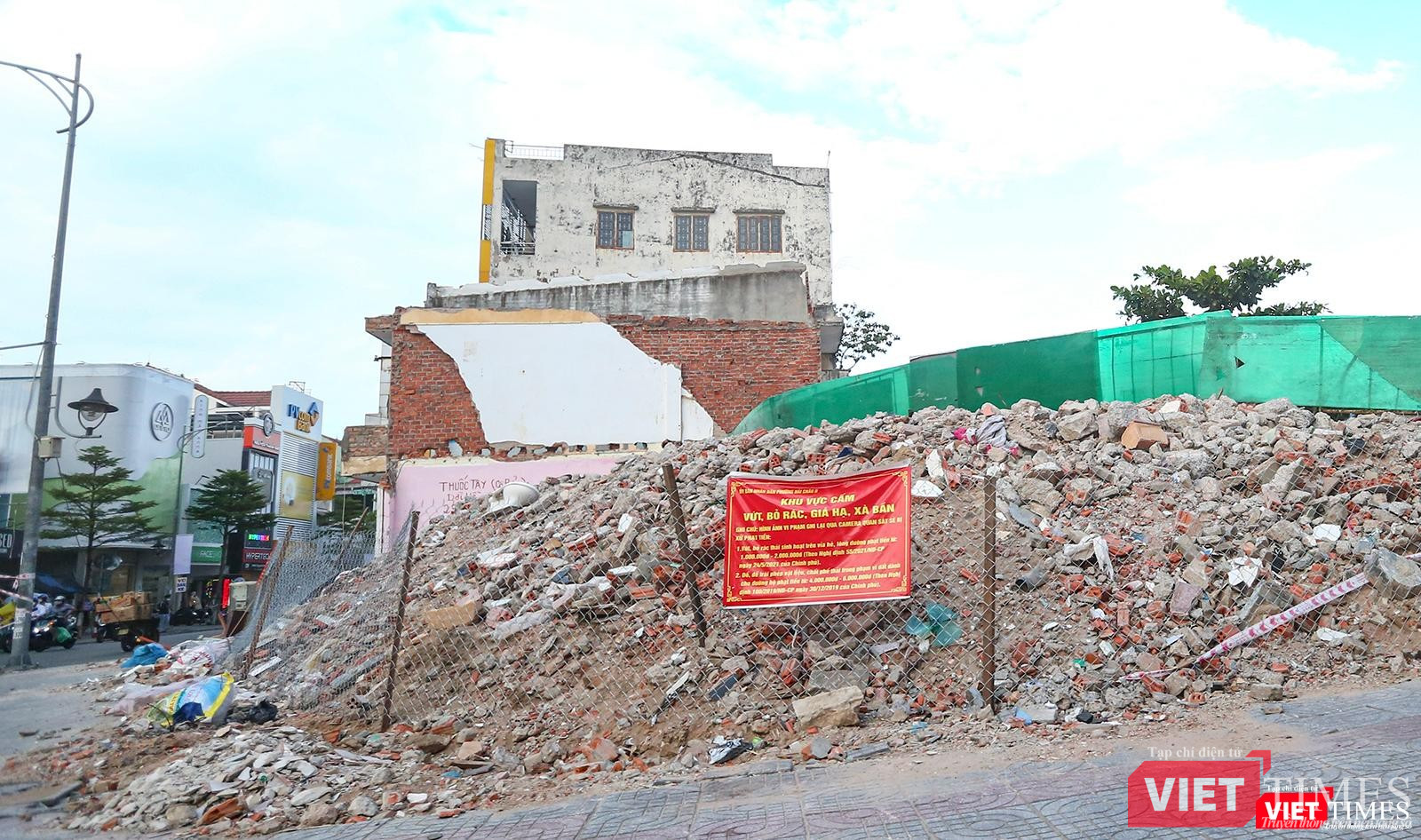 Đống xà bần cao như núi tại góc ngã tư Lê Duẫn - Chi Lăng