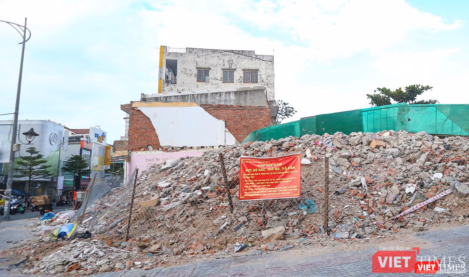 Đống xà bần cao như núi tại góc ngã tư Lê Duẫn - Chi Lăng