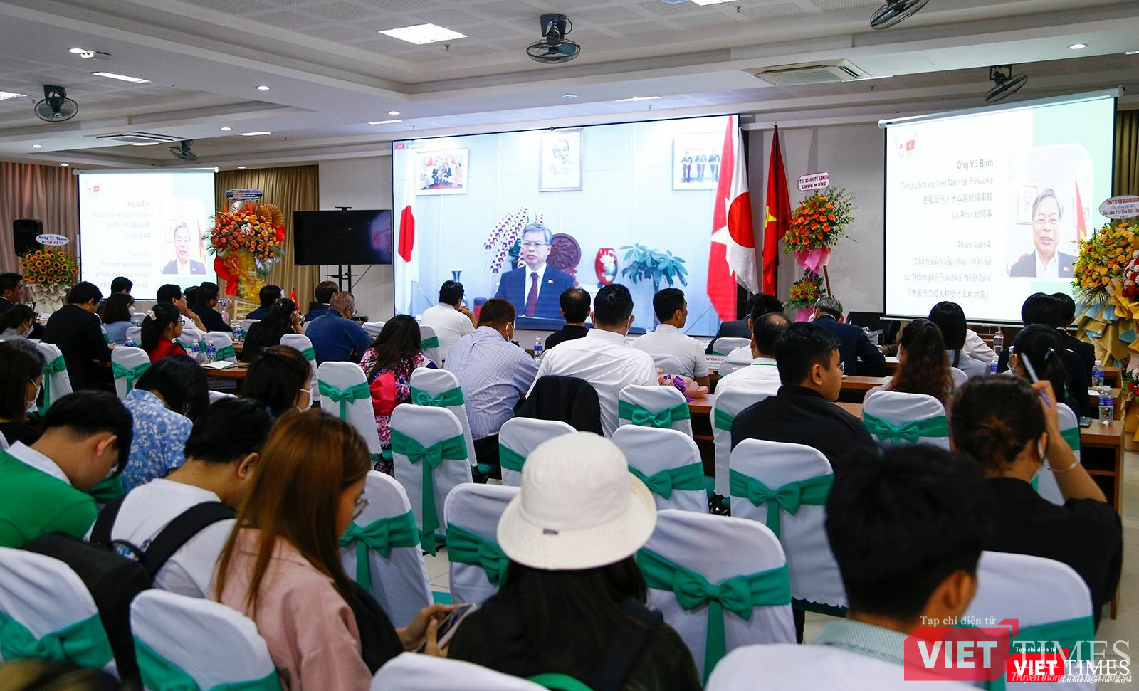 Ông Vũ Bình – Tổng lãnh sự Việt Nam tại Fukuoka (Nhật Bản) chia sẻ trực tuyến về những chính sách tiếp nhận nhân sự tại TP Fukuoka dành cho sinh viên.