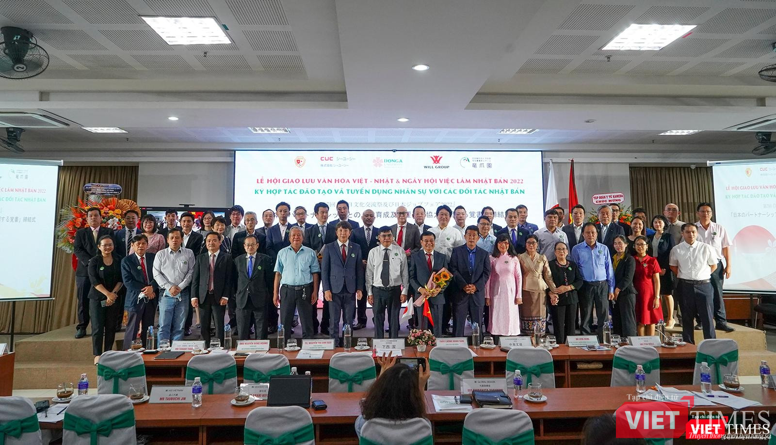 Các đại biểu tham dự chụp ảnh lưu niệm