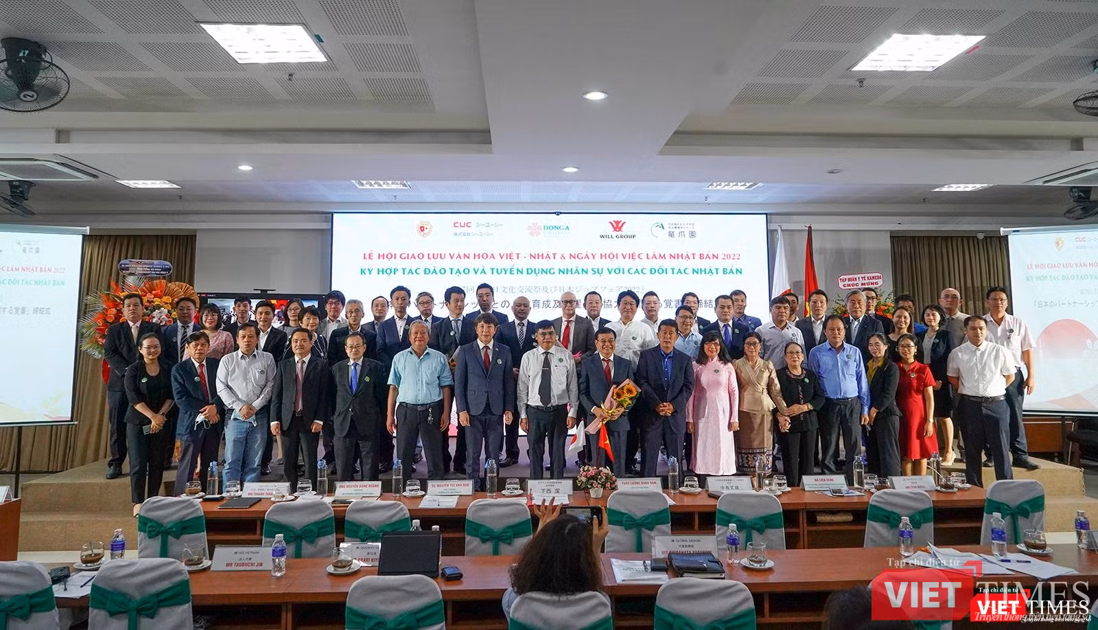 Các đại biểu tham dự chụp ảnh lưu niệm