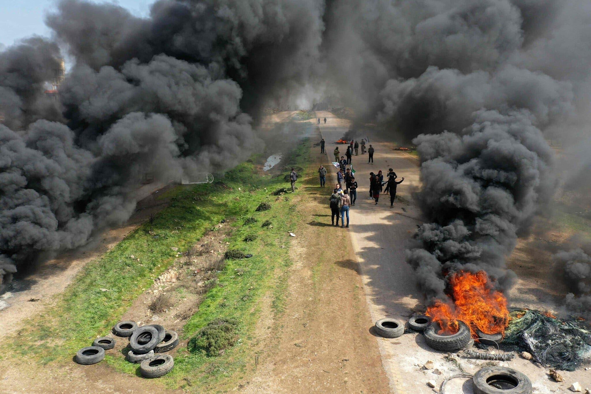 Người Syria biểu tình trước cuộc tuần tra chung của Nga và Thổ Nhĩ Kỳ ở miền Bắc Syria (Ảnh: AFP)