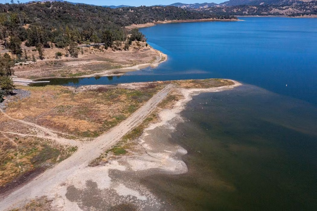 Hồ Mendocino, bang California trong đợt hạn hán khiến lượng nước cung cấp cho các nông trại và thành phố bị giảm (Ảnh: Bloomberg)