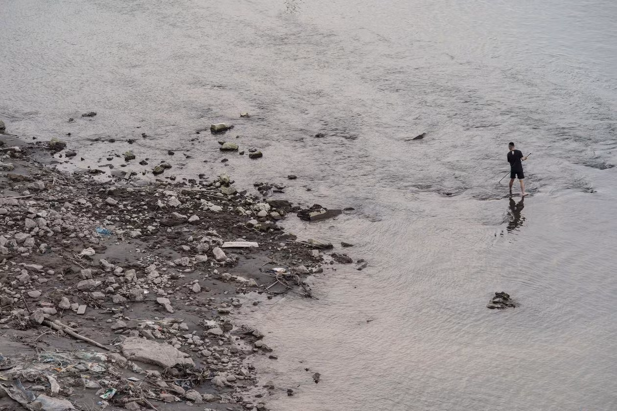 Một khúc cạn khô của sông Dương Tử ở Trùng Khánh (Ảnh: Bloomberg)