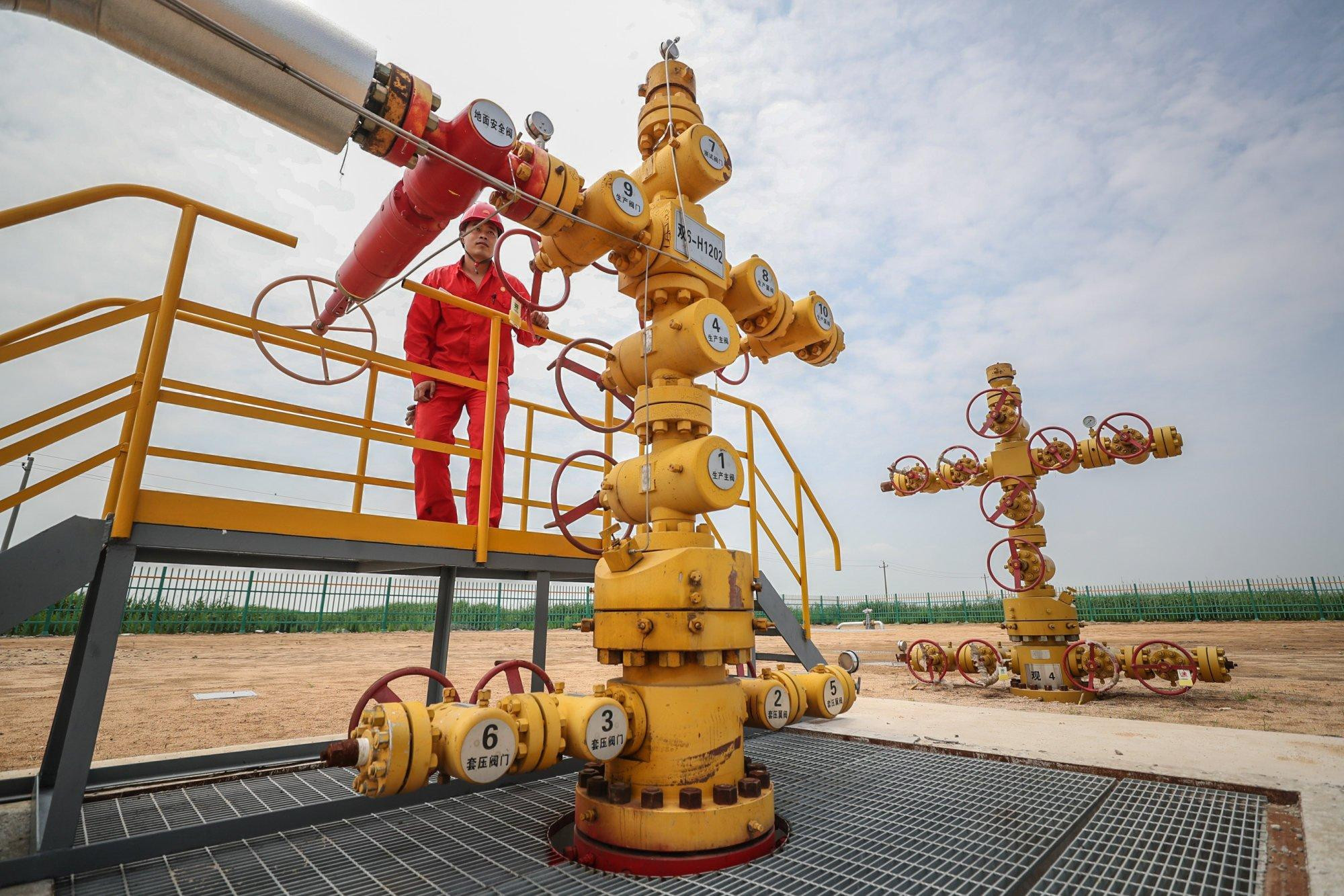 Một nhân viên kiểm tra đường ống dẫn khí tại nhà máy dự trữ của PetroChina ở Bàn Cẩm, Liêu Ninh (Ảnh: Xinhua) Một nhân viên kiểm tra đường ống dẫn khí tại nhà máy dự trữ của PetroChina ở Bàn Cẩm, Liêu Ninh (Ảnh: Xinhua)