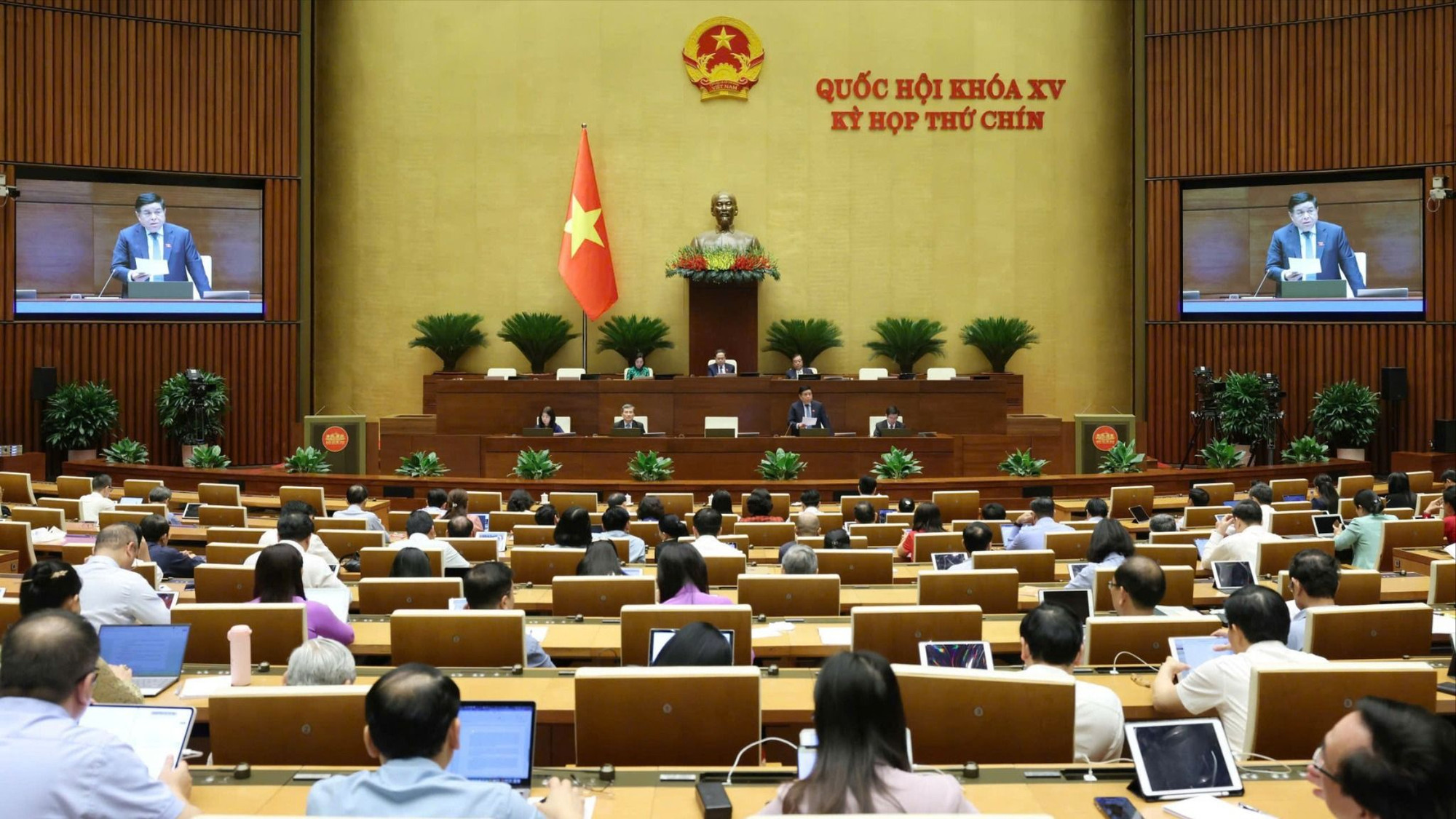 Toàn cảnh phiên thảo luận tại hội trường về dự thảo Luật Công nghiệp công nghệ số. Ảnh: MST.