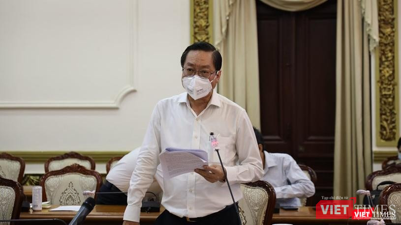 Giám đốc Sở Y tế Nguyễn Tấn Bỉnh báo cáo tại cuộc họp sáng 28-6. Ảnh: TTBC