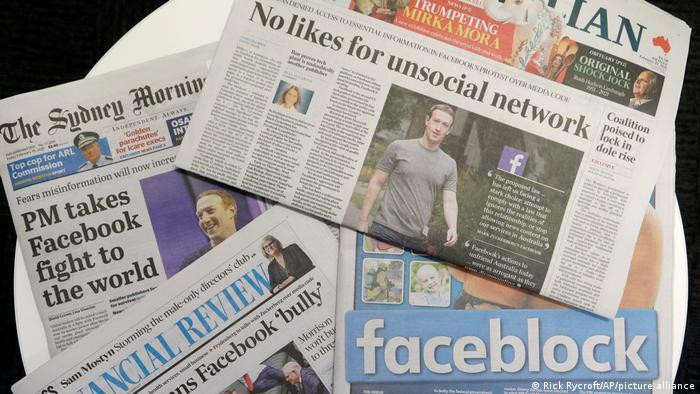 Các nền tảng công nghệ lớn đang áp dụng các tiêu chí hạn hẹp, không rõ ràng để trục lợi từ các nhà xuất bản. Ảnh: DW