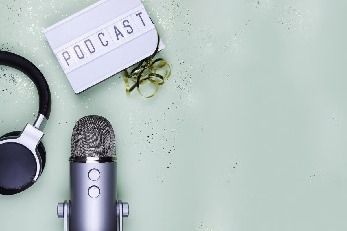 Podcast có thể củng cố mối quan hệ với độc giả hiện tại của tòa soạn, thu hút độc giả mới, tăng uy tín biên tập của tòa soạn, xây dựng lòng trung thành và niềm tin của độc giả. Ảnh: Forbes