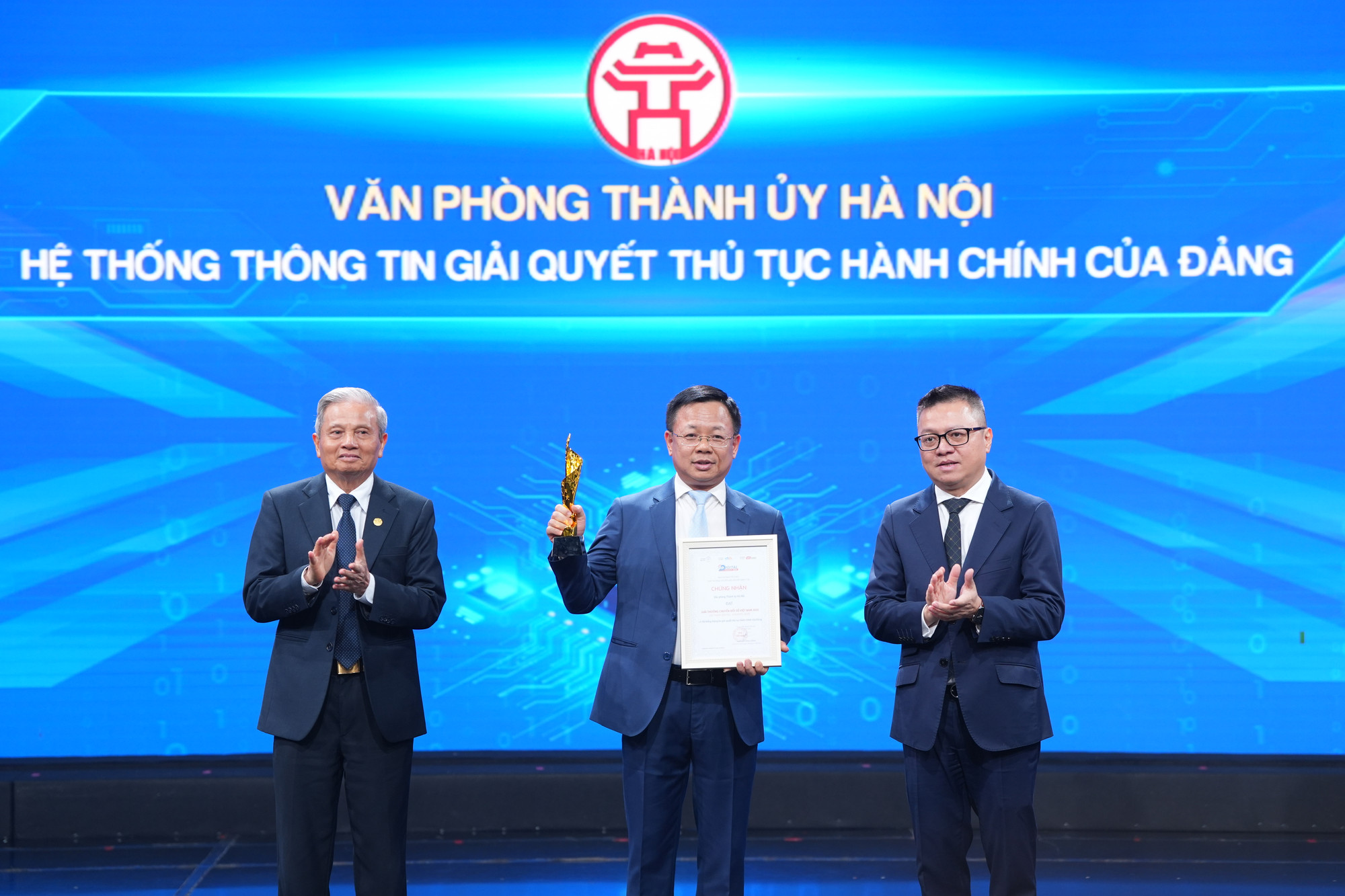 Ông Trần Thanh Hà - Chánh Văn phòng Thành uỷ Hà Nội đại diện nhận giải từ Ban tổ chức.