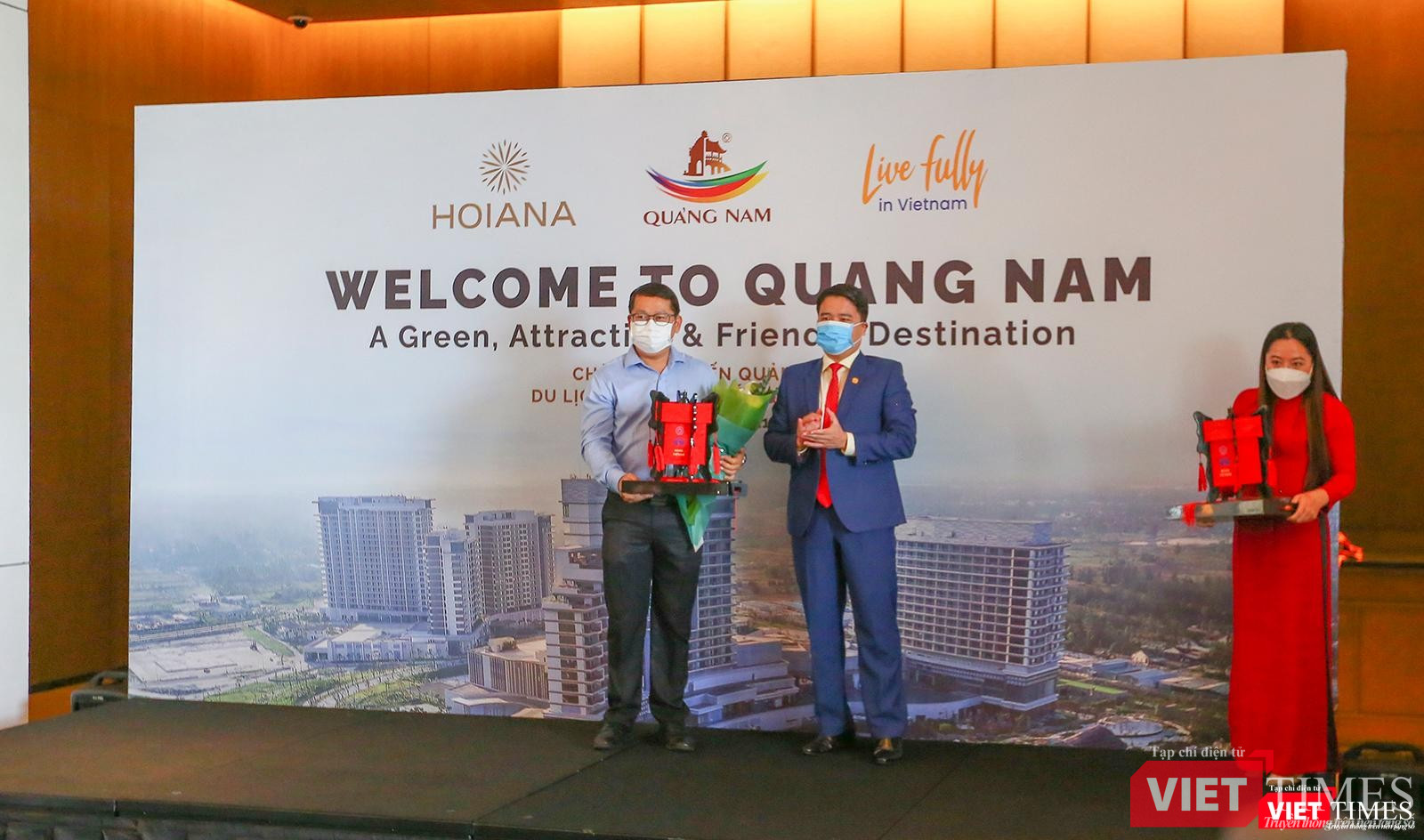 Ông Trần Văn Tân - Phó Chủ tịch UBND tỉnh Quảng Nam tặng quà cho đơn vị lữ hành khai thác