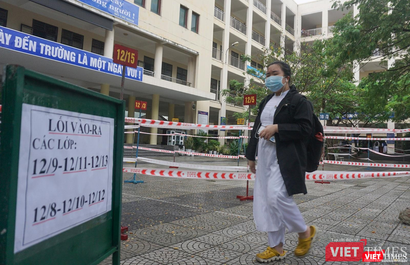 Học sinh trường THPT Trần Phú được phân luồn hướng dẫn vào lớp theo lối riêng