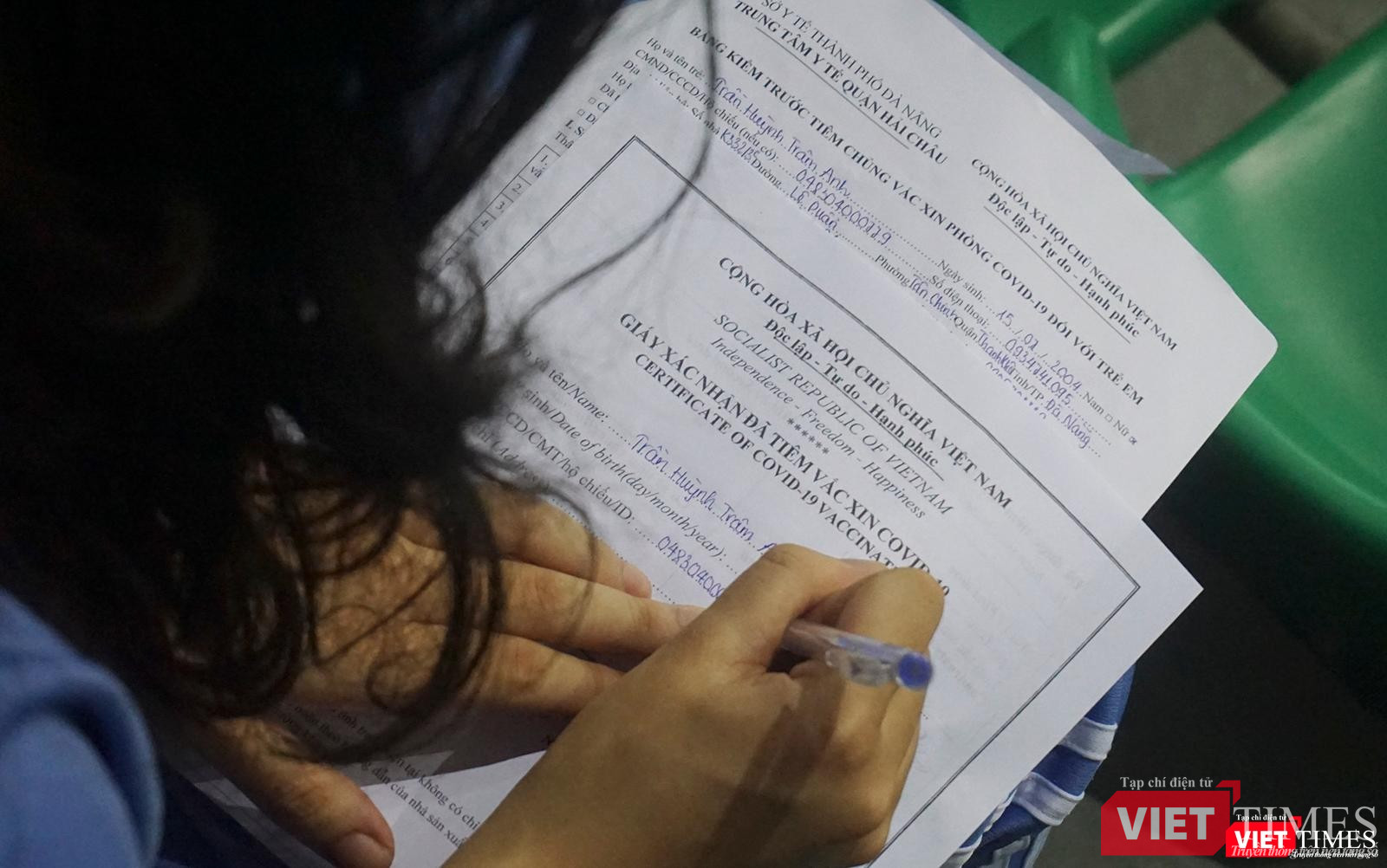 Điền vào giấy xác nhận sau khi tiêm