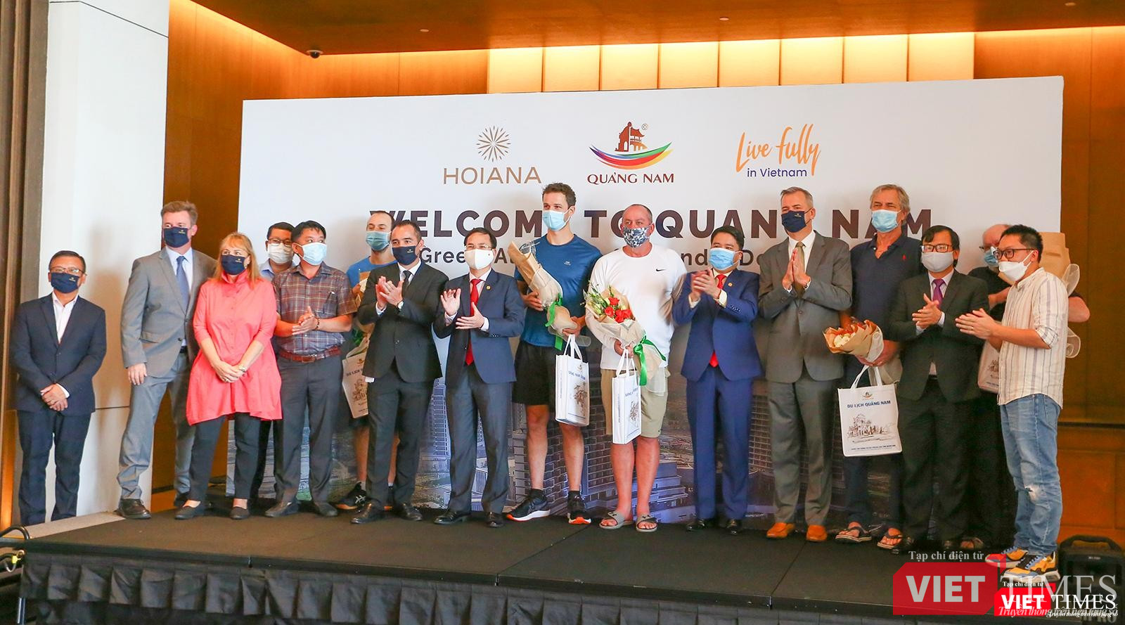 Đại diện địa phương tặng quà và chụp ảnh lưu niệm nhân sự kiện đoàn du khách quốc tế đầu tiên đến Quảng Nam