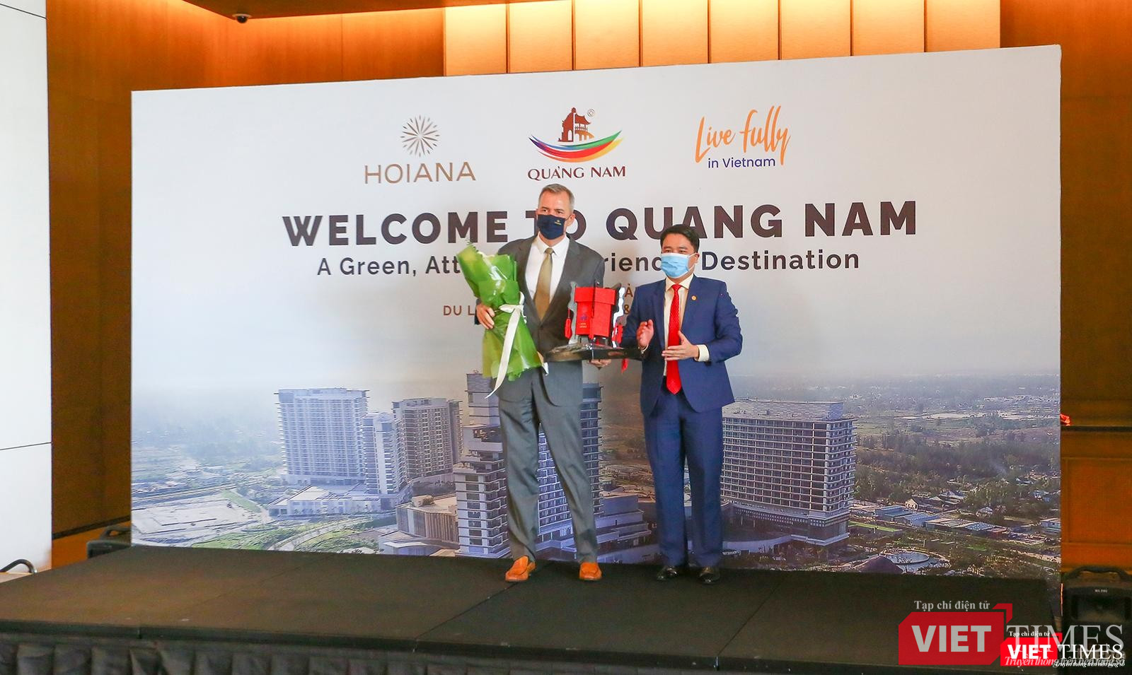 Ông Trần Văn Tân - Phó Chủ tịch UBND tỉnh Quảng Nam tặng quà lưu niệm cho khu nghỉ dưỡng