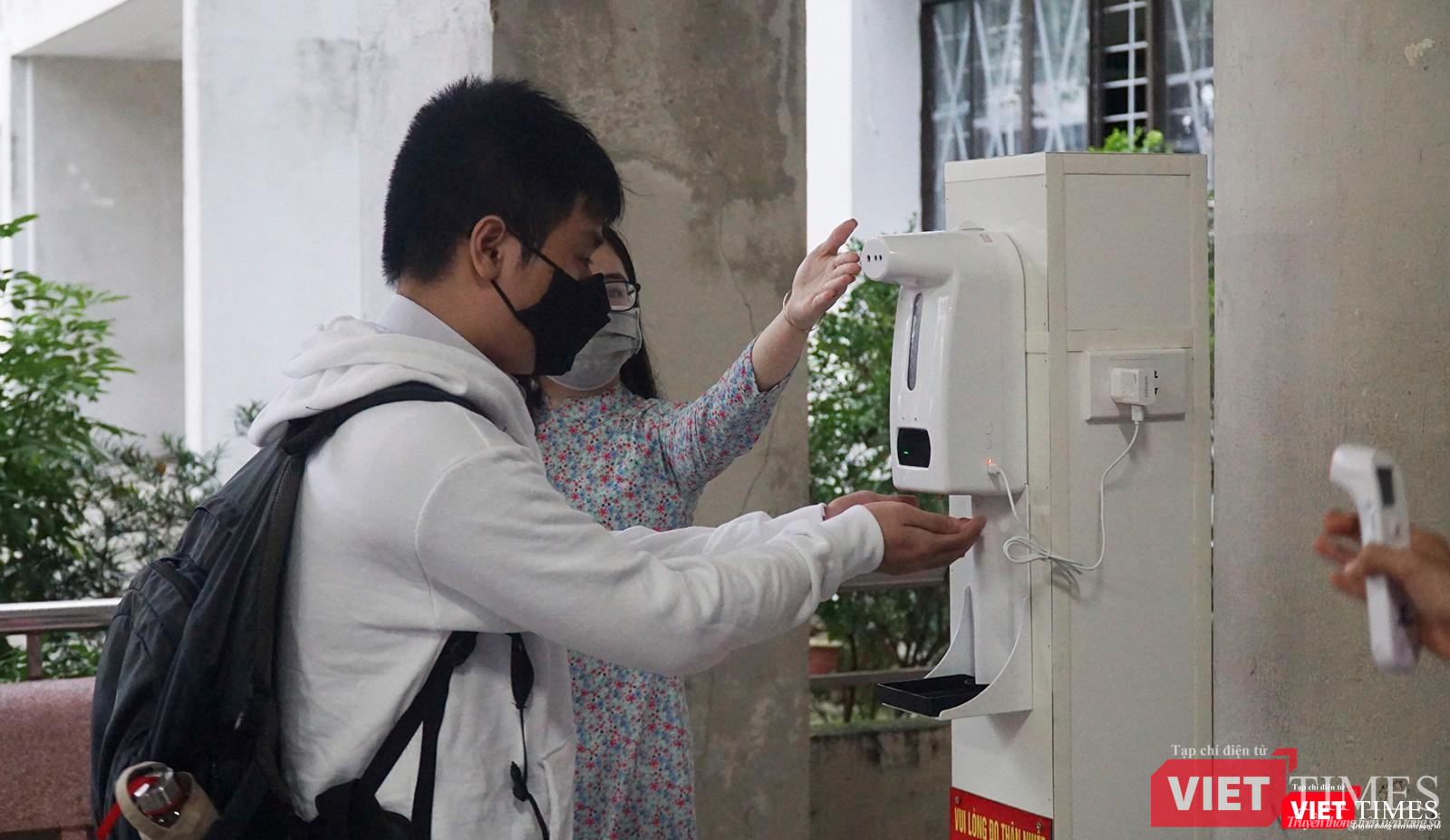 Đo thân nhiệt và khử khuẩn tay