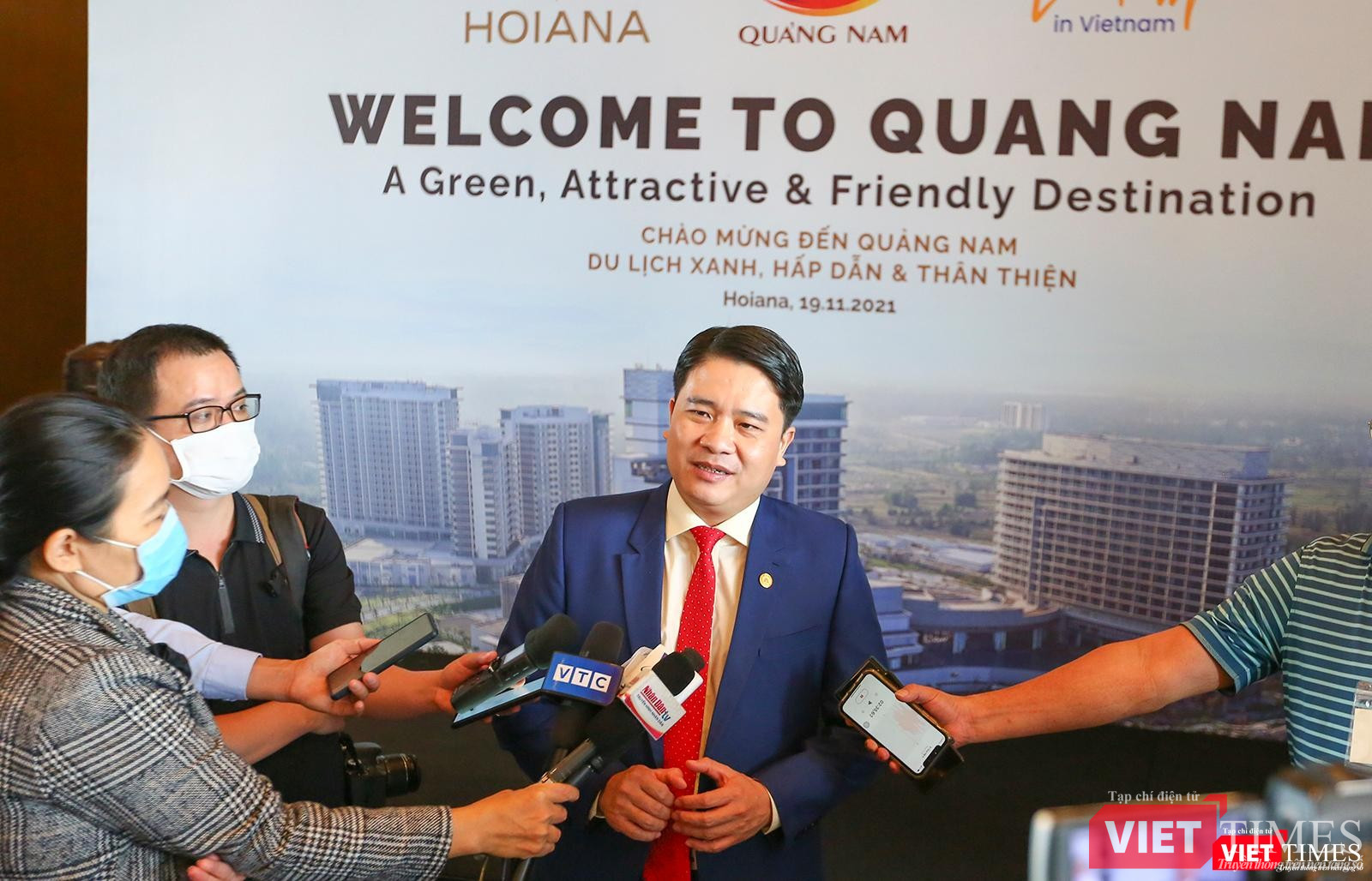 Ông Trần Văn Tân - Phó Chủ tịch UBND tỉnh Quảng Nam trả lời phỏng vấn báo giới