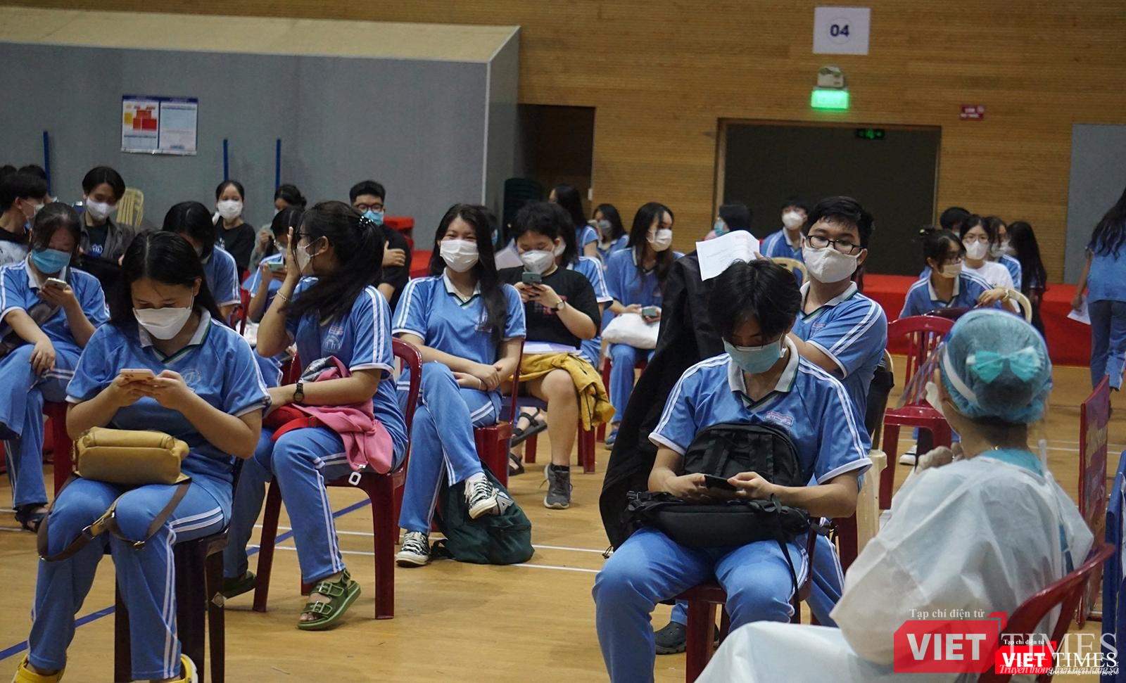 Nhân viên y tế theo dõi các học sinh sau khi tiêm