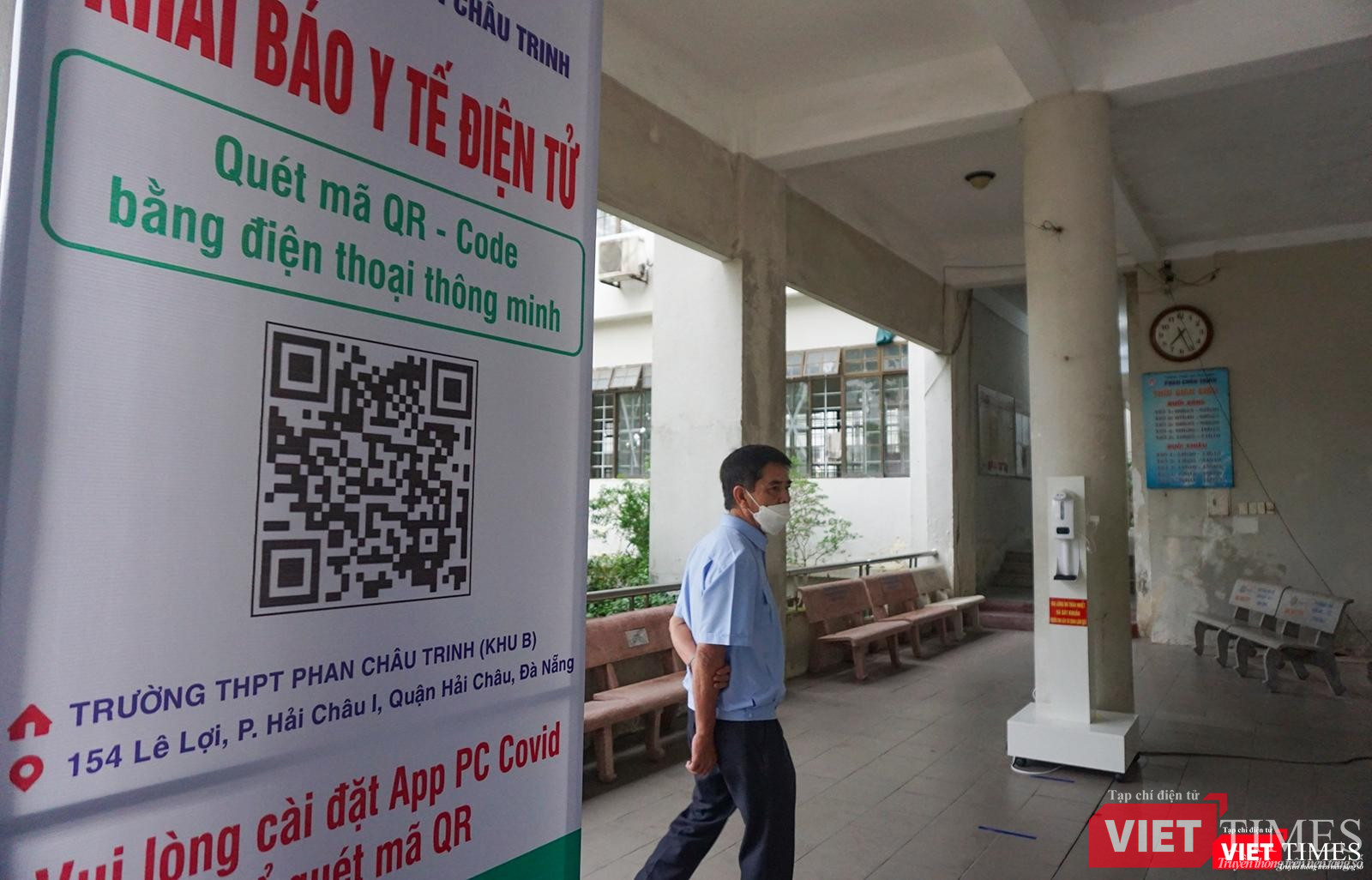 Bảng hướng dẫn khai báo y tế ngay tại lối vào