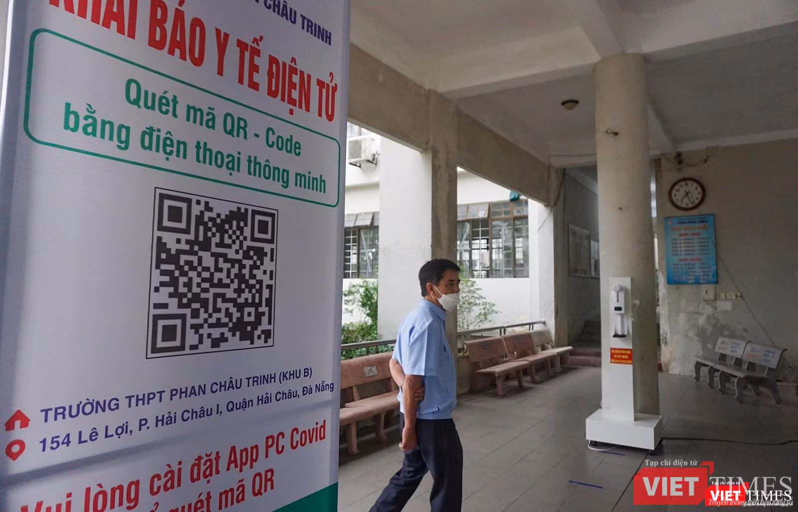 Bảng hướng dẫn khai báo y tế ngay tại lối vào Bảng hướng dẫn khai báo y tế ngay tại lối vào