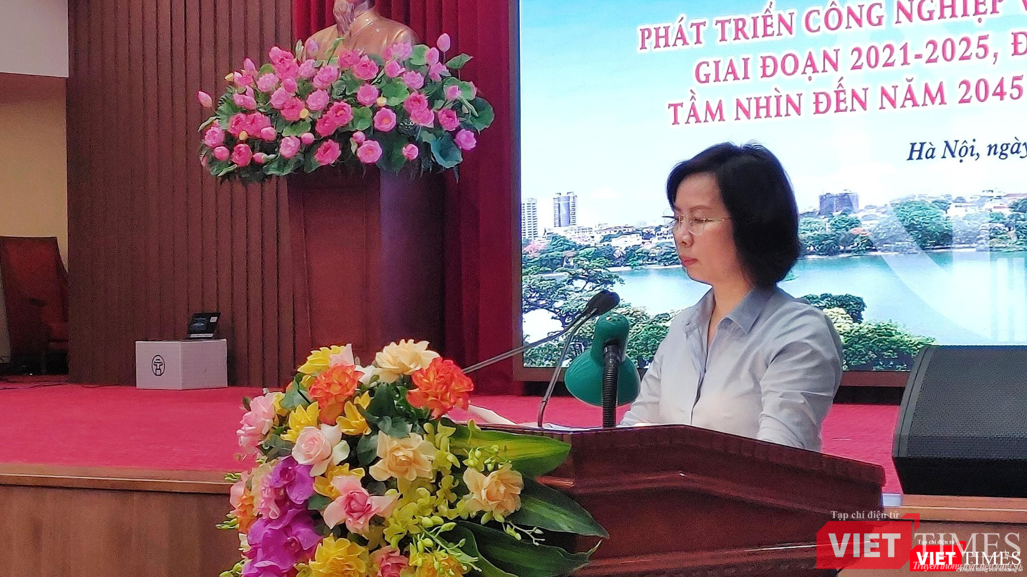 Bà Bùi Huyền Mai - Ủy viên Ban Thường vụ Thành ủy Hà Nội, Trưởng Ban Tuyên giáo Thành ủy - phát biểu tại sự kiện.