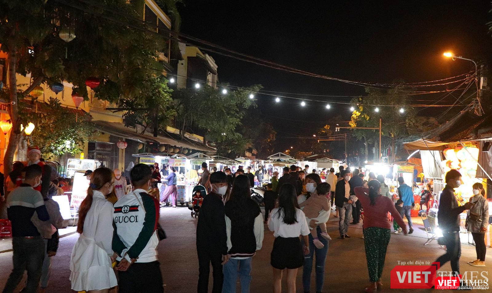 Trên các tuyến phố rất đông người dân và du khách