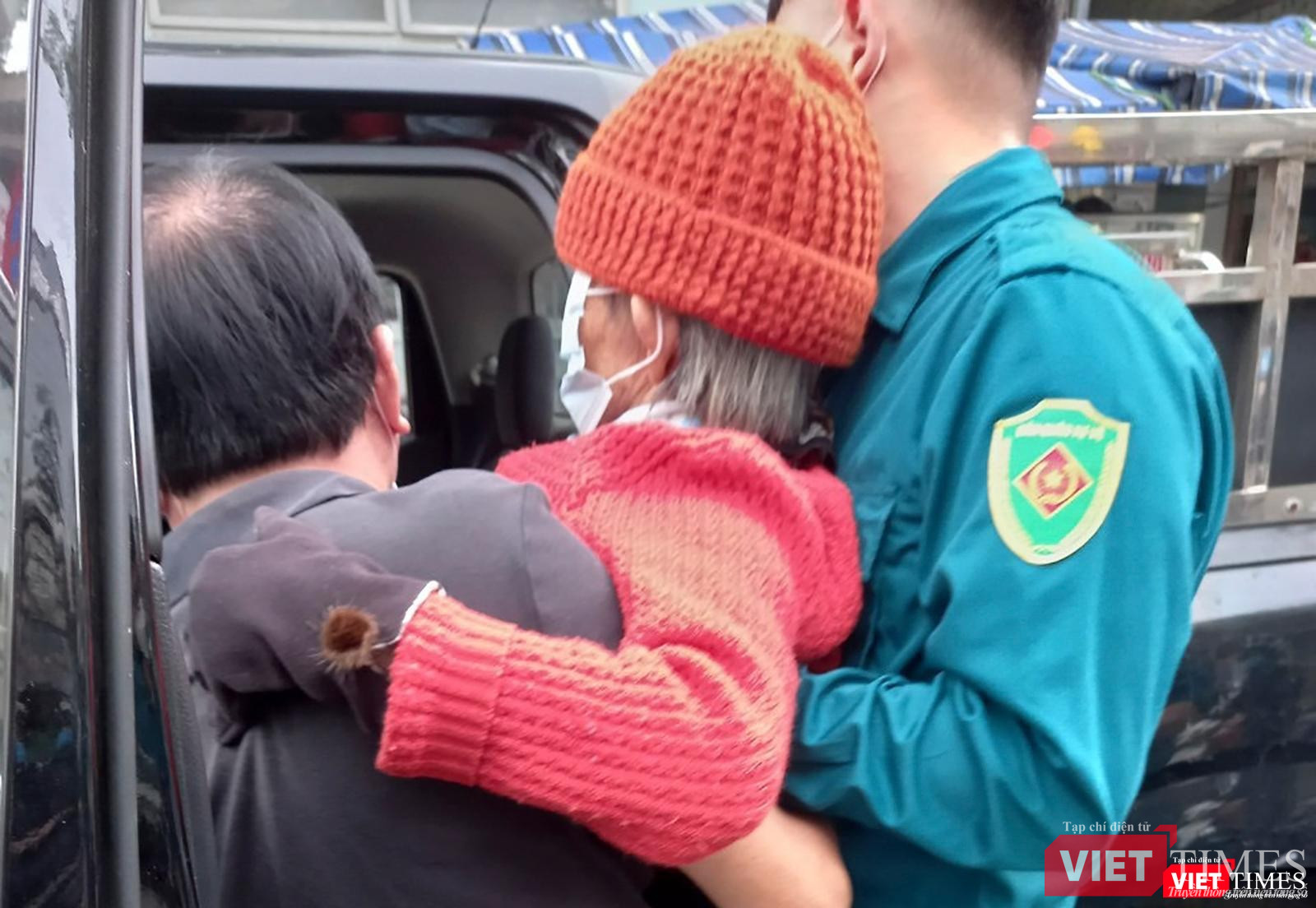 Người già được hỗ trợ đưa đón