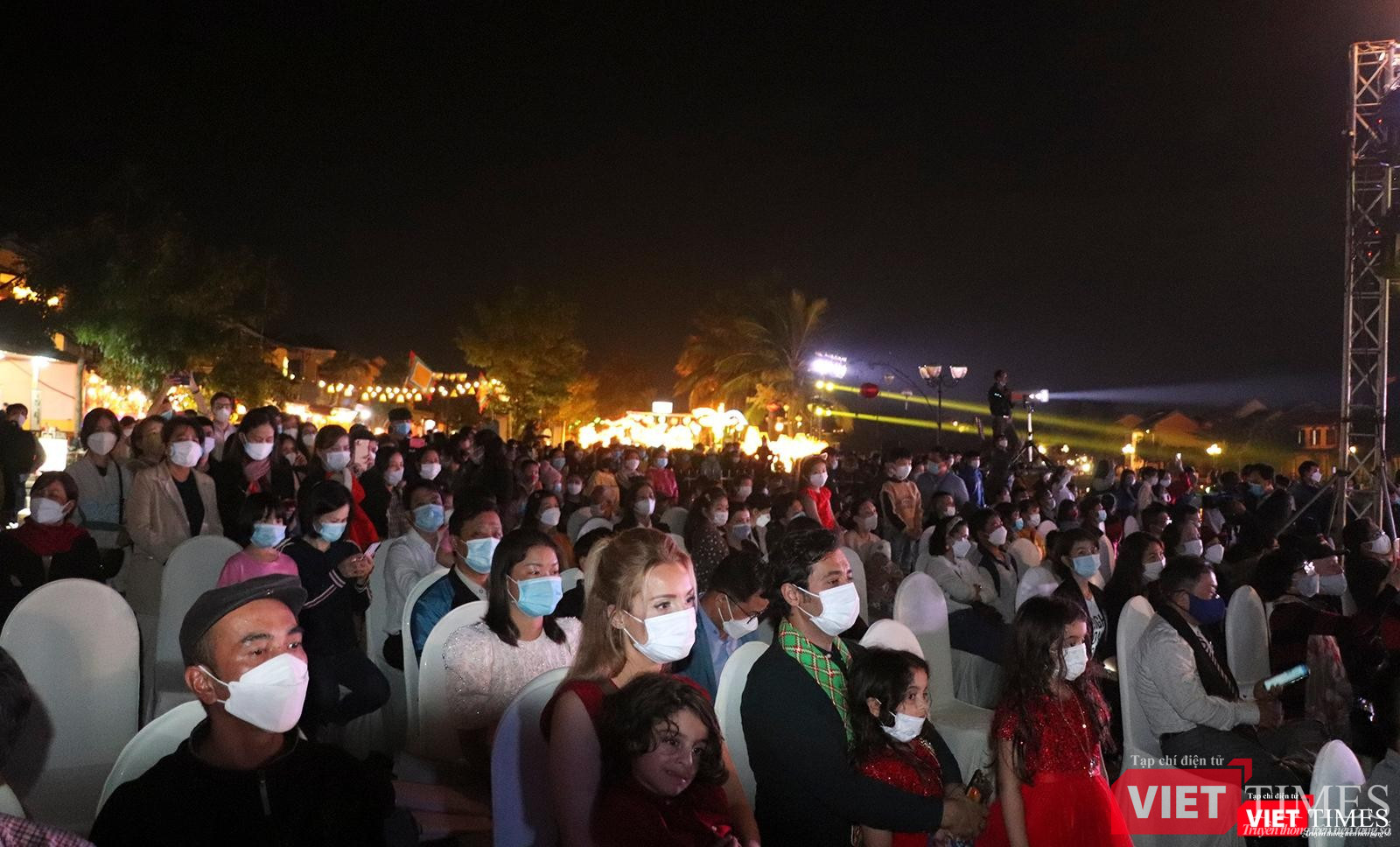 Du khách và người dân tham dự sự kiện