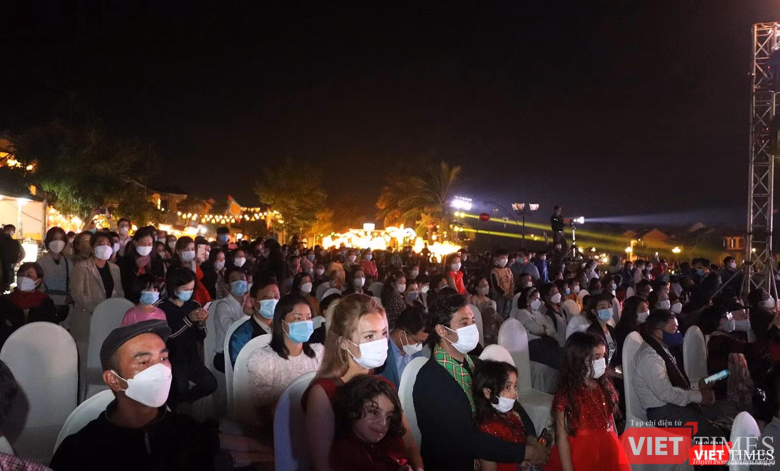 Du khách và người dân tham dự sự kiện