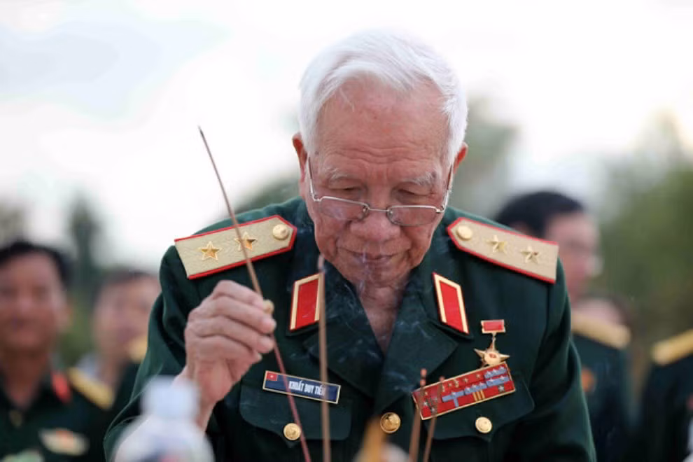 Thắp hương đồng đội.jpg