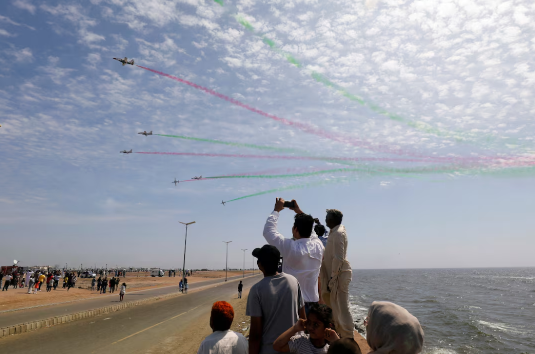 Mọi người chụp ảnh khi máy bay phản lực của Không quân Pakistan (PAF) biểu diễn để kỷ niệm 'Chiến dịch Swift Retort' của Không quân Pakistan sau vụ bắn hạ máy bay quân sự Ấn Độ vào ngày 27 tháng 2 năm 2019.png
