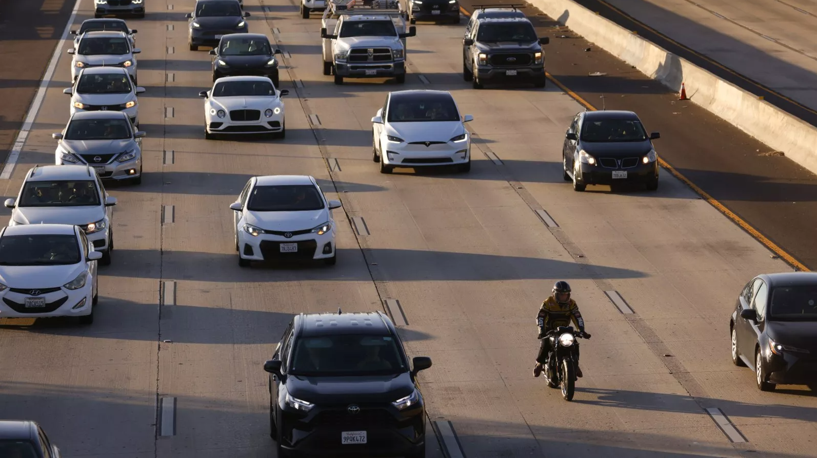 Một người đi xe máy di chuyển trong tình trạng ùn tắc giao thông trên đường liên bang số 5 hướng Nam vào trung tâm thành phố San Diego vào giờ cao điểm buổi chiều ngày 8 tháng 4 năm 2025, tại San Diego, California..png