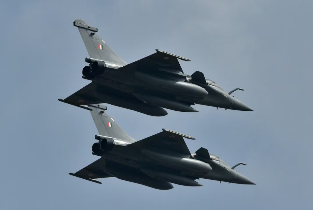Máy bay chiến đấu Rafale của Không quân Ấn Độ bay ngang qua trong triển lãm hàng không Aero India 2021 tại căn cứ không quân Yelahanka ở Bengaluru, Ấn Độ, ngày 3 tháng 2 năm 2021.png