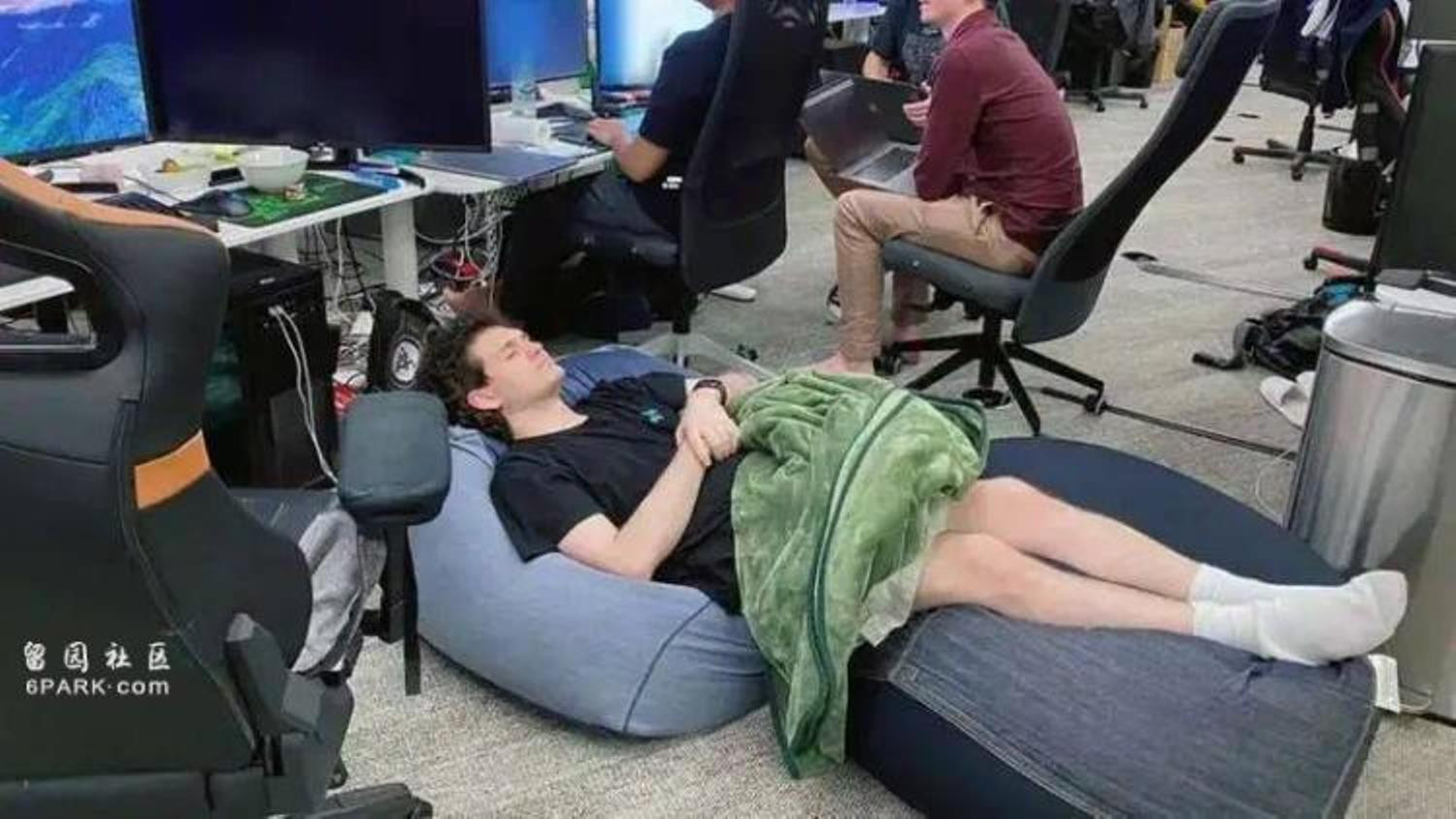 Hinh anh SBF ngu tai phong lam viec.jpg