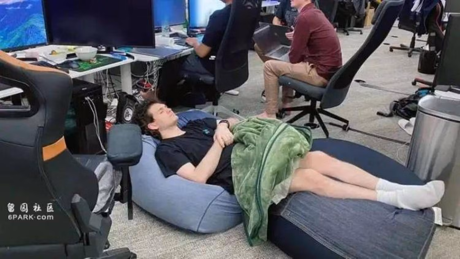 Hinh anh SBF ngu tai phong lam viec.jpg