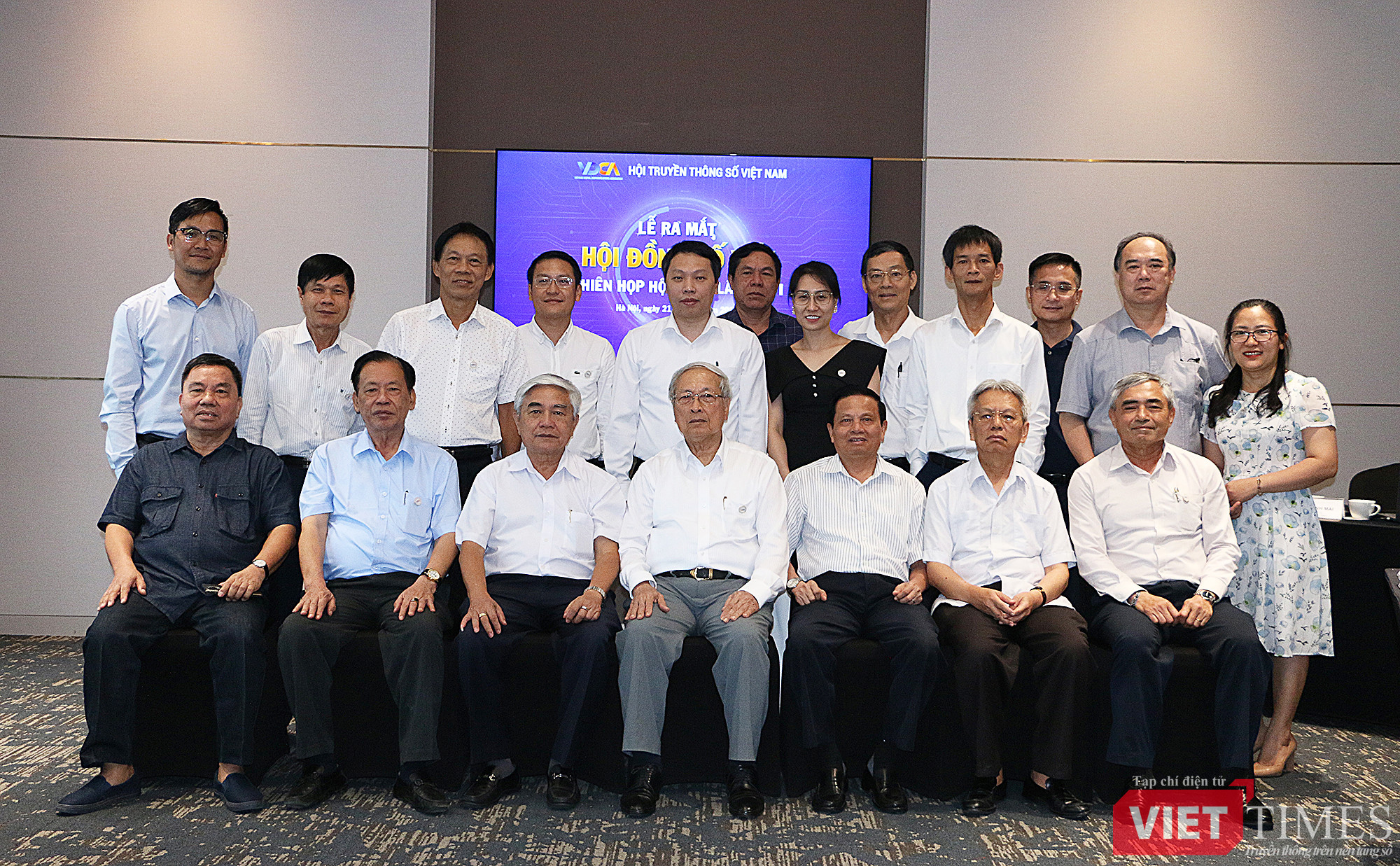 vt_hoi dong co van chup luu niem.jpg