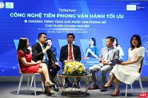 Các diễn giả tham gia buổi tọa đàm và sự kiện công bố chương trình tặng giải pháp văn phòng số cho 10.000 doanh nghiệp 