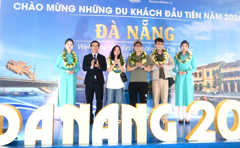 Lãnh đạo Sở VH-TT&DL TP Đà Nẵng chúc mừng nhưnhx hành khách đầu tiên đến xông đất Đà Nẵng trong ngày đầu năm 2026.