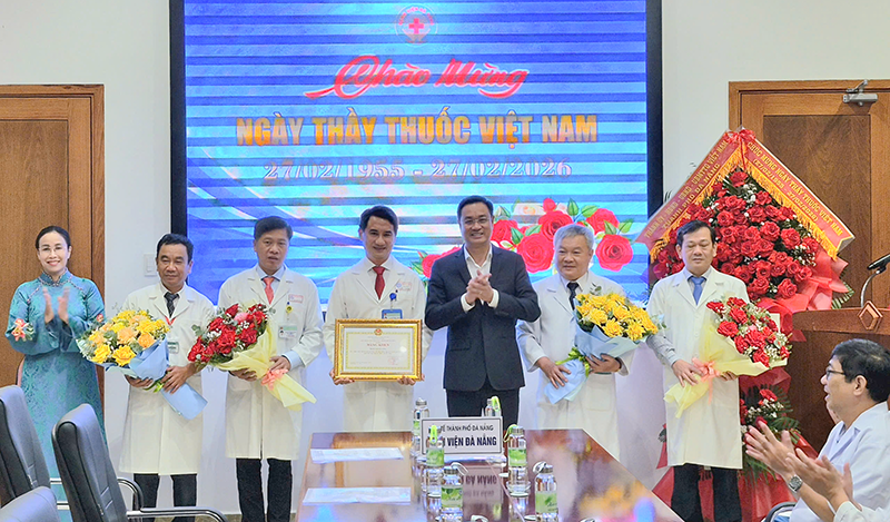 Bí thư Thành ủy Đà Nẵng Lê Ngọc Quang trao Bằng khen của TP cho Bệnh viện Đà Nẵng. 