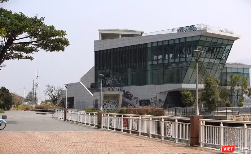 Dự án nhà hàng - bến du thuyền phía nam cảng sông Hàn đang bị bỏ hoang, nhếch nhác.