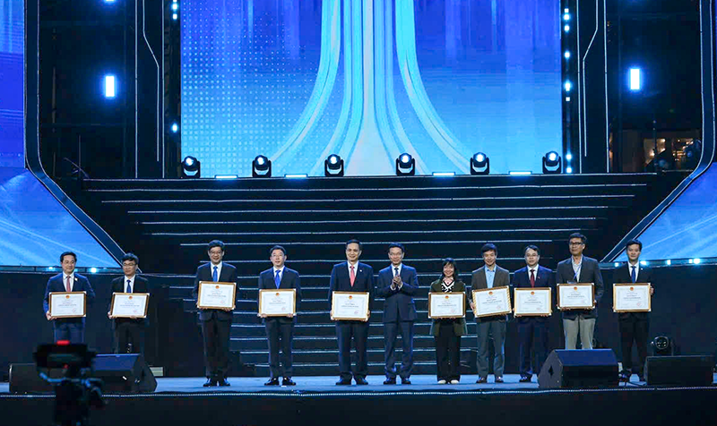 Ông Lê Sơn Phong, Phó Giám đốc Sở KH&CN TP Đà Nẵng (thứ 3 từ trái sang), đại diện TP Đà Nẵng nhận bằng khen địa phương tiêu biểu phát triển hệ sinh thái khởi nghiệp sáng tạo tại lễ khai mạc Techfest Việt Nam 2025.