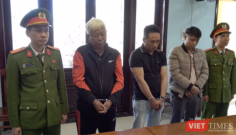 Cơ quan Công an tống đạt quyết định khởi tố, bắt tạm giam các đối tượng .