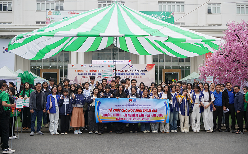 Hơn 1.000 lượt học sinh, sinh viên đến từ hơn 20 trường THPT, ĐH-CĐ trên địa bàn thành phố Đà Nẵng tham gia chương trình “Trải nghiệm văn hoá Hàn Quốc dành cho học sinh - sinh viên TP Đà Nẵng năm học 2025 - 2026” được tổ chức tại Đại học Đông Á.