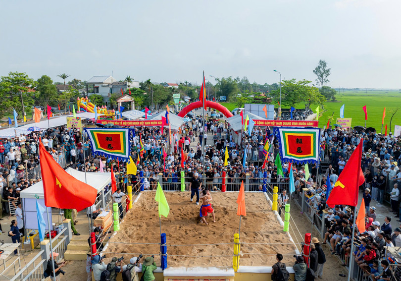 Quang cảnh lễ hội vật làng Sình, phường Dương Nỗ, TP Huế