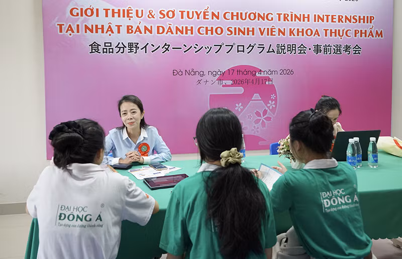 Các sinh viên tham gia phỏng vấn chương trình Internship tại Nhật Bản.
