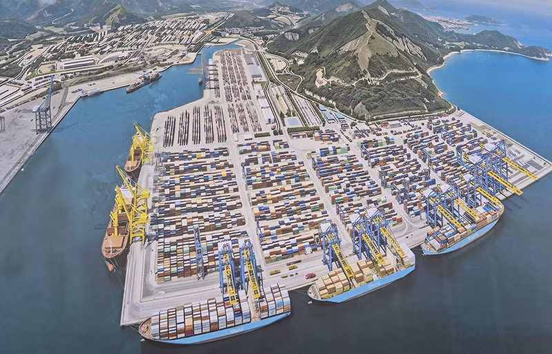 Phối cảnh dự án Đầu tư xây dựng tổng thể Bến cảng container Liên Chiểu có tổng mức đầu tư dự kiến là 45.268 tỷ đồng, do nhà đầu tư Liên danh Công ty Cổ phần Tập đoàn Hateco - Công ty TNHH Cảng biển Hateco - APM Terminals B.V. (Hà Lan) thực hiện.