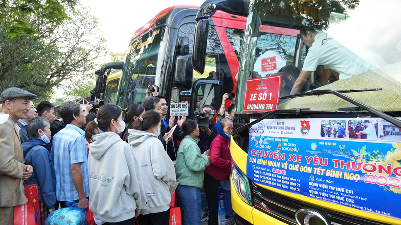 Các bệnh nhân về quê trên “Chuyến xe yêu thương” của Bệnh viện TƯ Huế